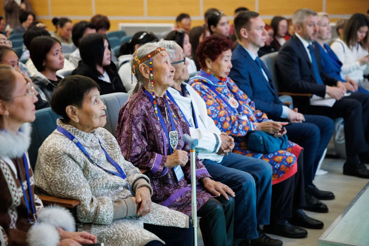 Сергей Спицын: Дорогие хранители традиций, уважаемые старейшины, искренне рад, что Фестиваль родных языков проходит в городе Анадыре, в нашем окружном профильном лицее Сергей Спицын: Дорогие хранители традиций, уважаемые старейшины, искренне рад, что Фестиваль родных языков проходит в городе Анадыре, в нашем окружном профильном лицее