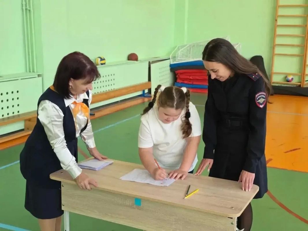 В Анадыре Госавтоинспекторы провели торжественное посвящение первоклассников в пешеходы В Анадыре Госавтоинспекторы провели торжественное посвящение первоклассников в пешеходы