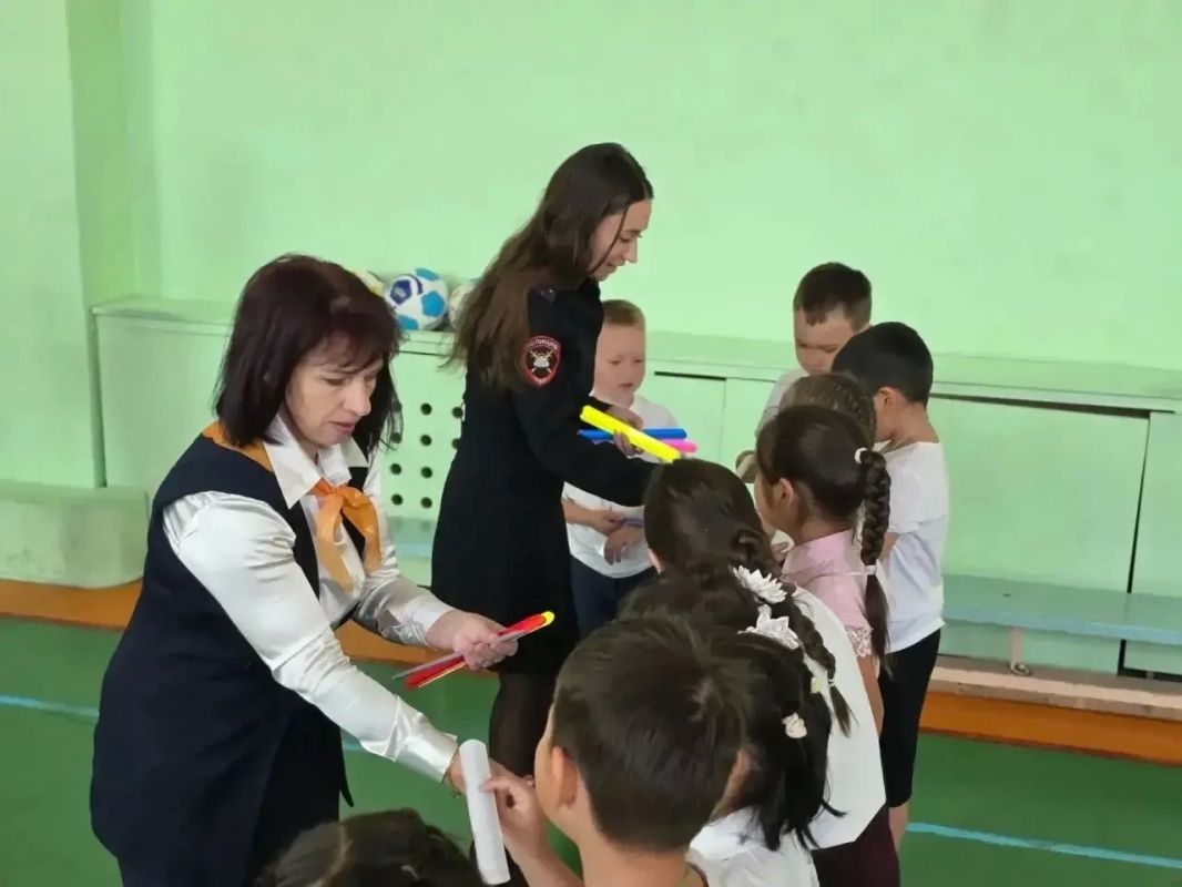 В Анадыре Госавтоинспекторы провели торжественное посвящение первоклассников в пешеходы В Анадыре Госавтоинспекторы провели торжественное посвящение первоклассников в пешеходы