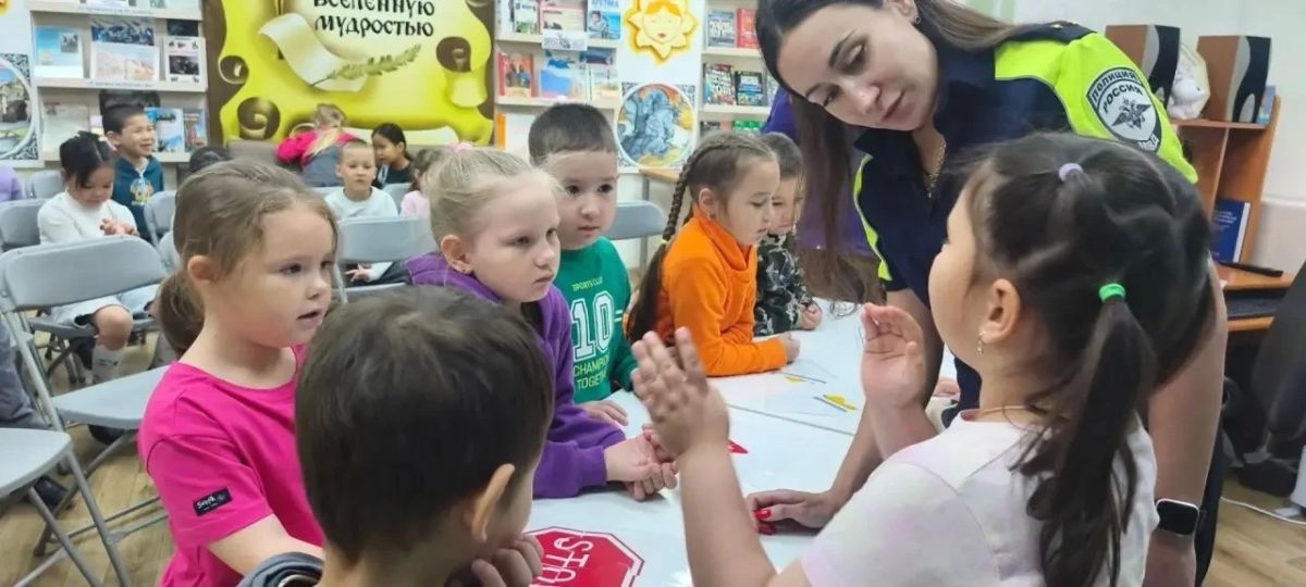 В Анадыре Госавтоинспекторы совместно с библиотекарями рассказали дошкольникам о внимательности на дороге через поэму Сергея Михалкова В Анадыре Госавтоинспекторы совместно с библиотекарями рассказали дошкольникам о внимательности на дороге через поэму Сергея Михалкова