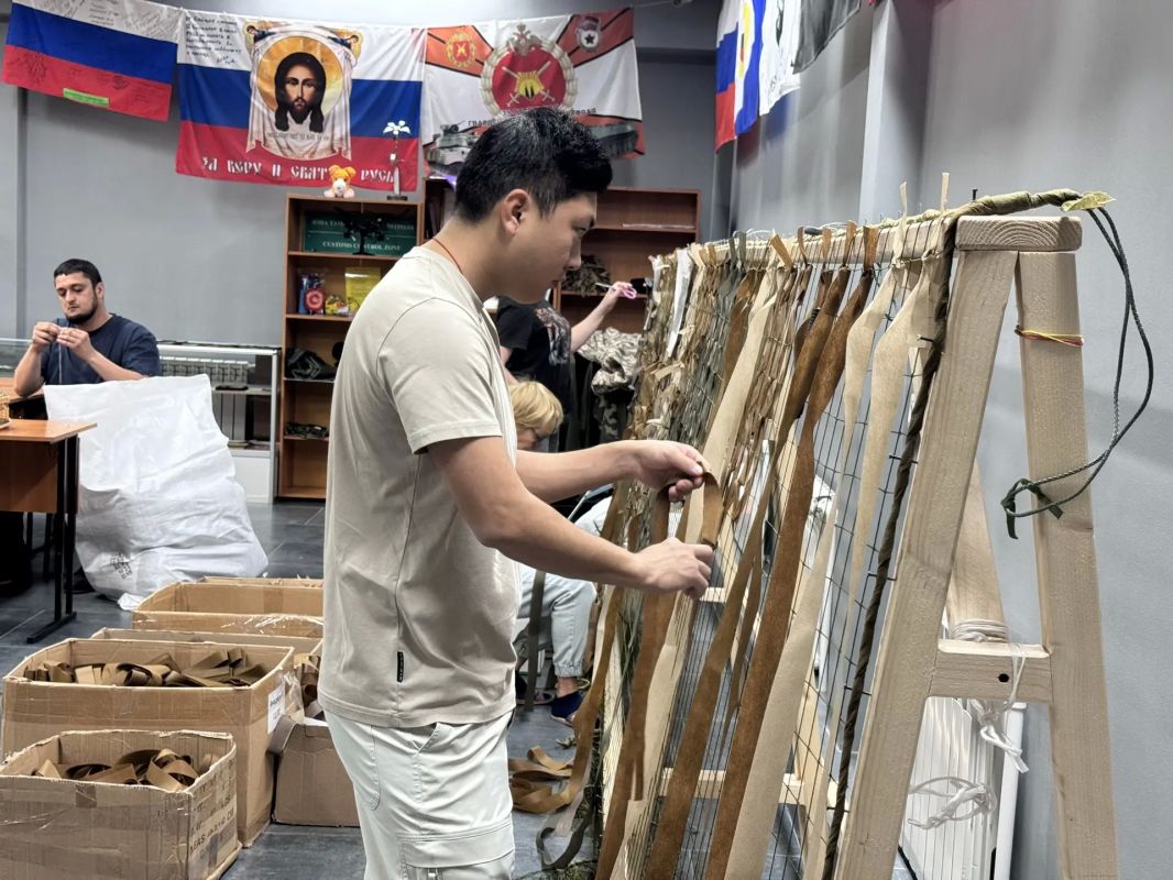 В Анадыре прошла добровольческая мастерская «СВОими руками» В Анадыре прошла добровольческая мастерская «СВОими руками»