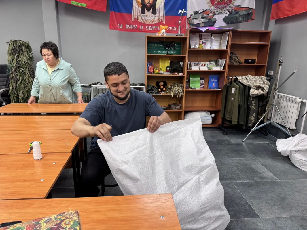 В Анадыре прошла добровольческая мастерская «СВОими руками» В Анадыре прошла добровольческая мастерская «СВОими руками»