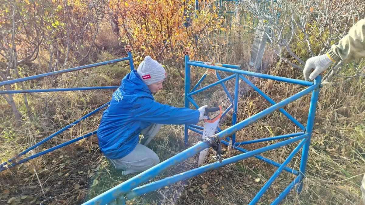 Сохраняя память: совместный субботник сотрудников Комитета, «Движения первых» и ветеранов СВО Чукотки Сохраняя память: совместный субботник сотрудников Комитета, «Движения первых» и ветеранов СВО Чукотки