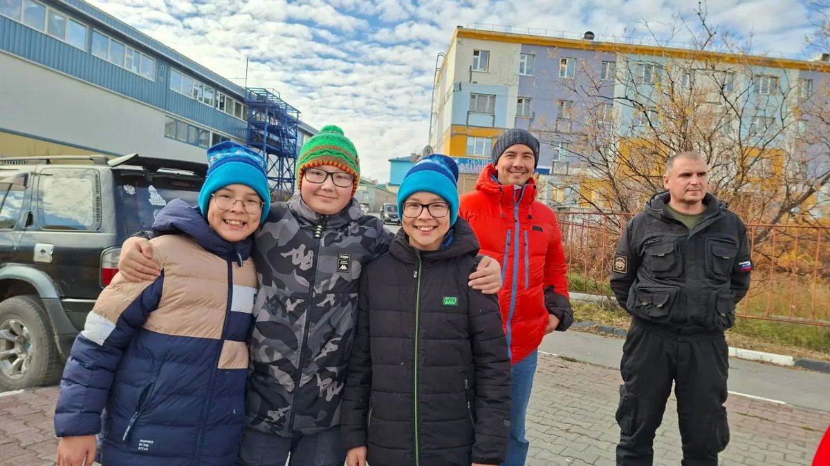 Сохраняя память: совместный субботник сотрудников Комитета, «Движения первых» и ветеранов СВО Чукотки Сохраняя память: совместный субботник сотрудников Комитета, «Движения первых» и ветеранов СВО Чукотки