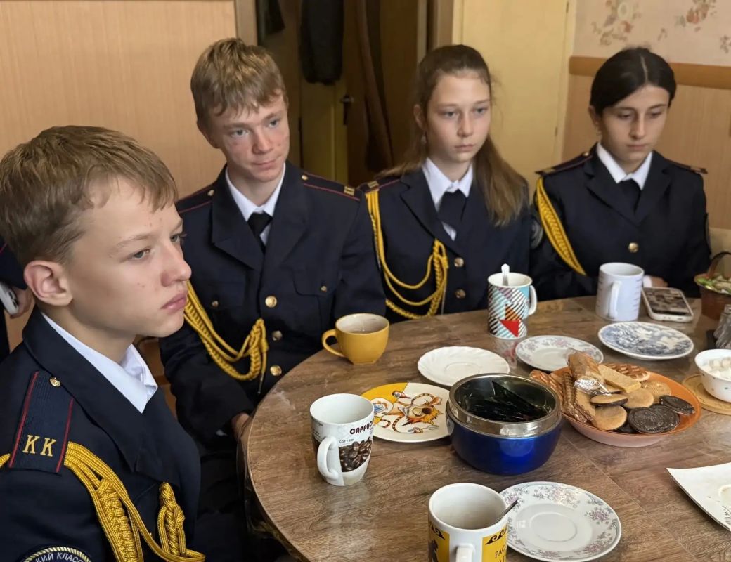 Сотрудники следственного управления и кадеты поздравили представителя поколения «детей войны» с Международным днем пожилых людей Сотрудники следственного управления и кадеты поздравили представителя поколения «детей войны» с Международным днем пожилых людей
