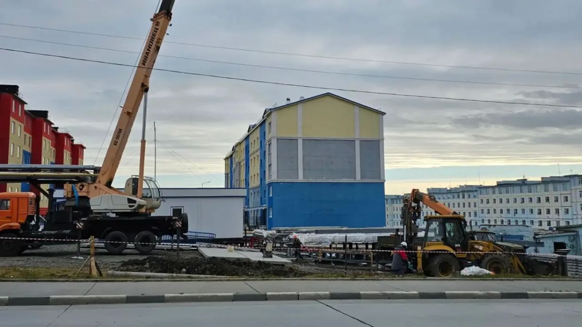 В городе Анадырь в рамках государственного оборонного заказа ведётся строительство нового двухэтажного быстровозводимого здания по улице Рультытегина, предназначенного для оказания государственных услуг населению В городе Анадырь в рамках государственного оборонного заказа ведётся строительство нового двухэтажного быстровозводимого здания по улице Рультытегина, предназначенного для оказания государственных услуг населению