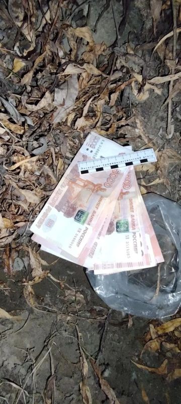 В селе УстьБелая участковый уполномоченный полиции совместно с коллегой из села Снежное оперативно раскрыли кражу денежных средств и товарноматериальных ценностей из магазина, расположенного на улице Набережная В селе УстьБелая участковый уполномоченный полиции совместно с коллегой из села Снежное оперативно раскрыли кражу денежных средств и товарноматериальных ценностей из магазина, расположенного на улице Набережная