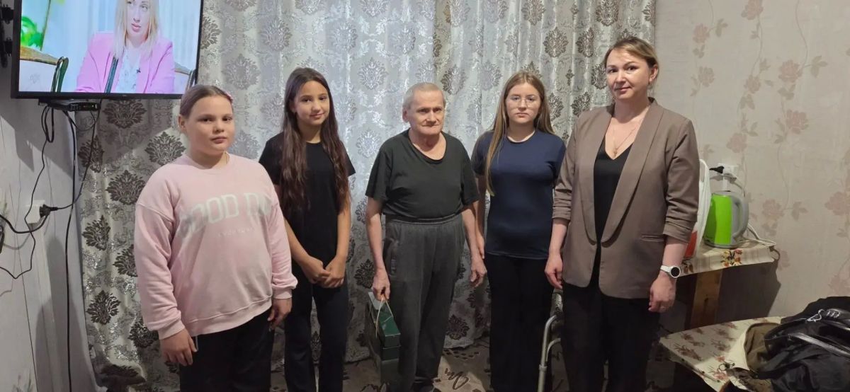 Связь поколений: в Анадырском районе поздравили получателей социальных услуг с Днём пожилых людей Связь поколений: в Анадырском районе поздравили получателей социальных услуг с Днём пожилых людей