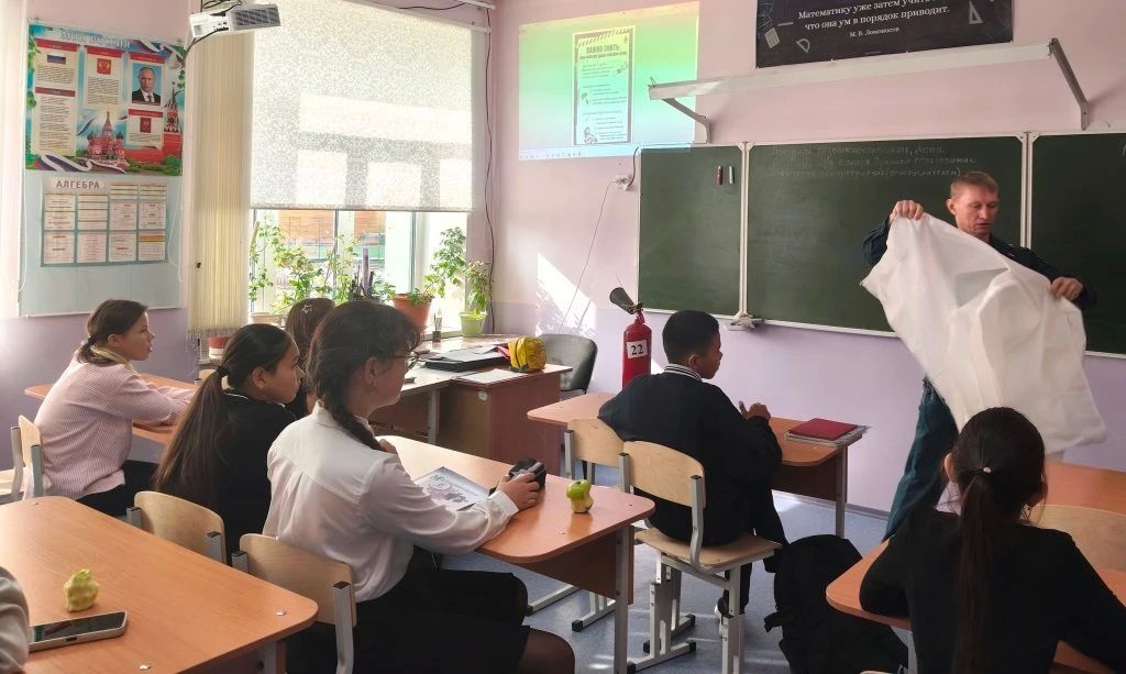 Уроки по пожарной безопасности провёл сотрудник ОНД и ПР по Чукотскому району для учеников Центра образования с. Лаврентия Уроки по пожарной безопасности провёл сотрудник ОНД и ПР по Чукотскому району для учеников Центра образования с. Лаврентия