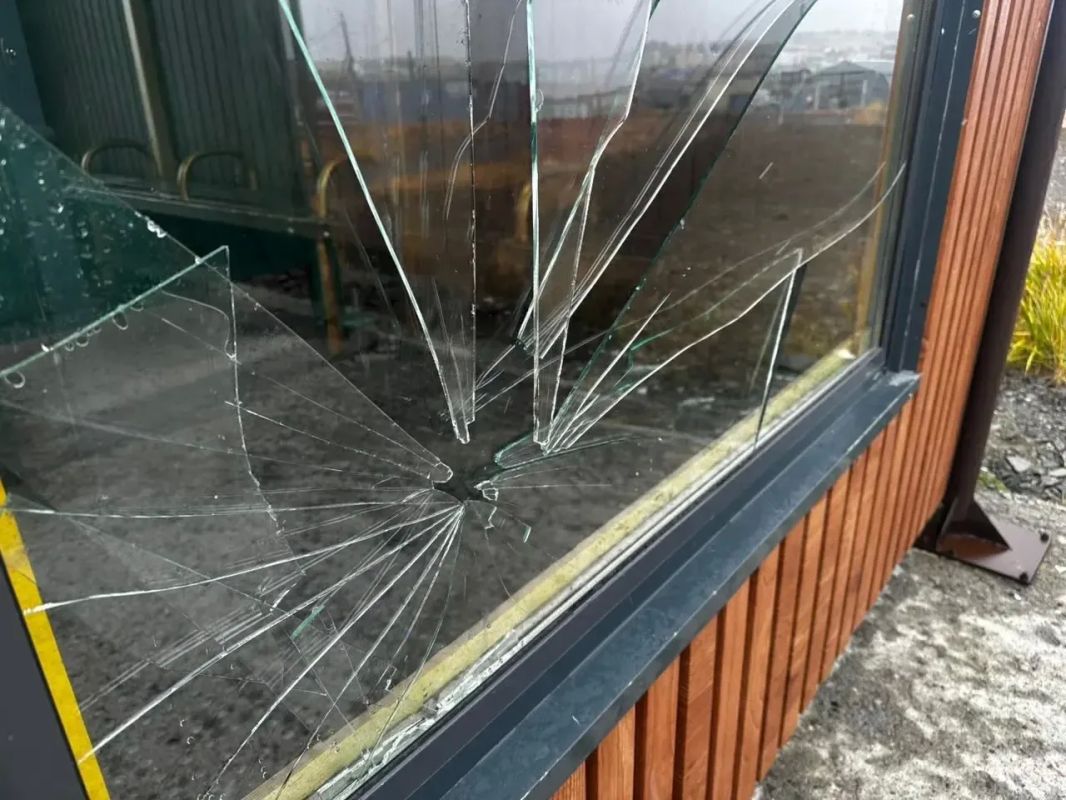 В Анадыре полицейские устанавливают очевидцев повреждения автобусных остановок В Анадыре полицейские устанавливают очевидцев повреждения автобусных остановок