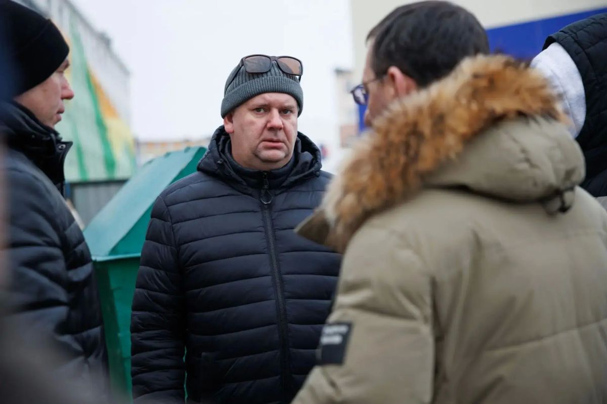 Сергей Спицын: Ремонт фасада дома Ленина, 39 и проверка стадиона в районе Школы №1 по ул. Отке Сергей Спицын: Ремонт фасада дома Ленина, 39 и проверка стадиона в районе Школы №1 по ул. Отке