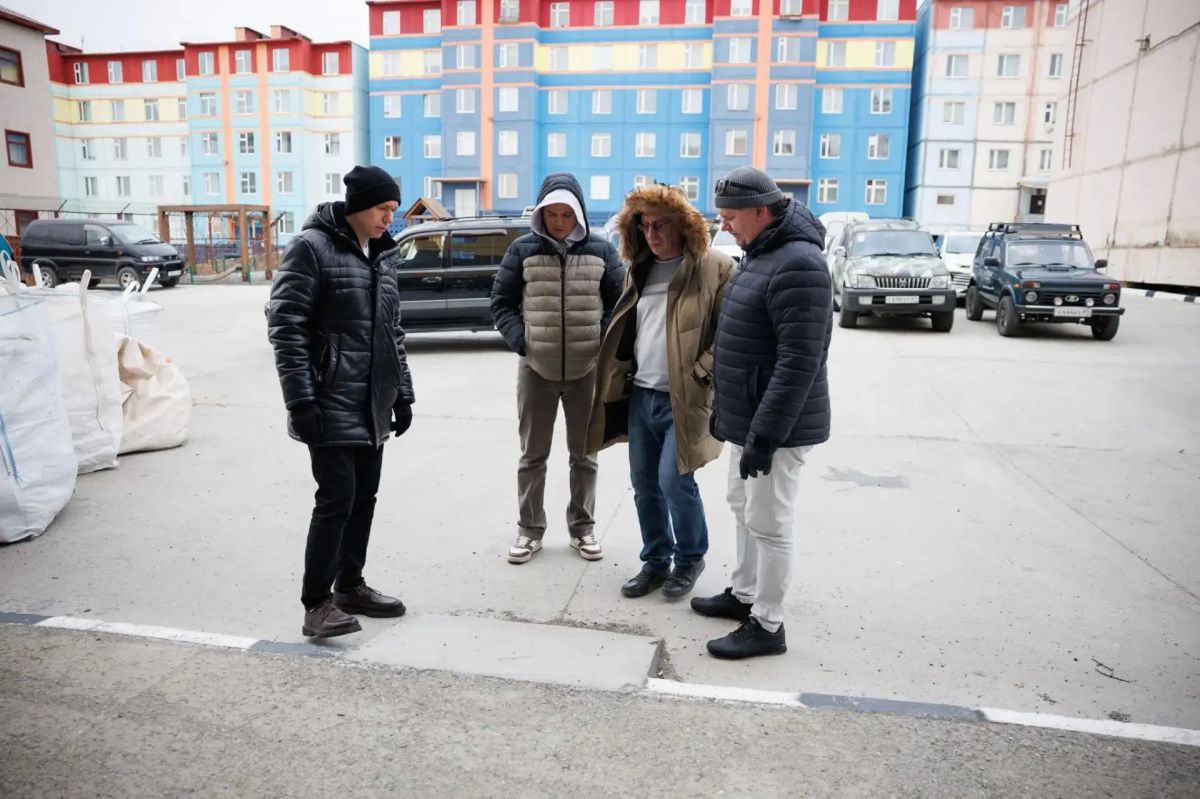 Сергей Спицын: Ремонт фасада дома Ленина, 39 и проверка стадиона в районе Школы №1 по ул. Отке Сергей Спицын: Ремонт фасада дома Ленина, 39 и проверка стадиона в районе Школы №1 по ул. Отке