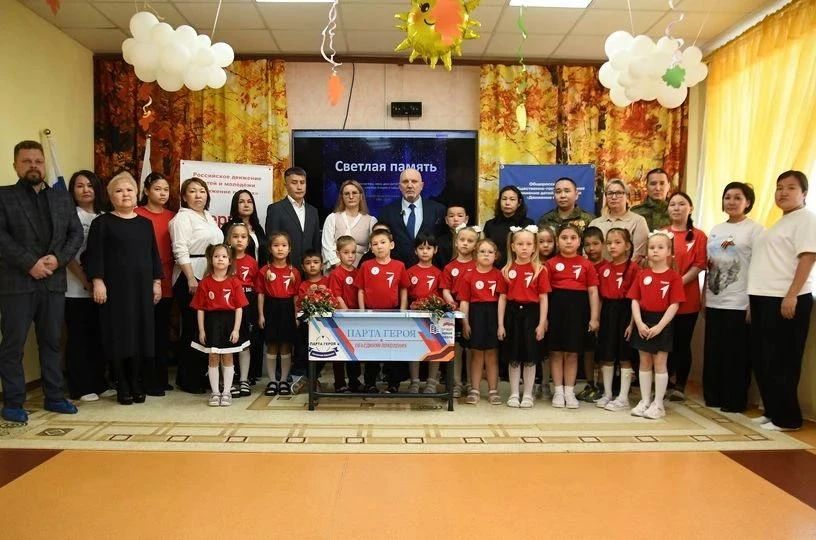"Парту Героя" в честь Артура Сторожа установили в анадырском детсаду "Парус", сообщает ИА "Чукотка" "Парту Героя" в честь Артура Сторожа установили в анадырском детсаду "Парус", сообщает ИА "Чукотка"