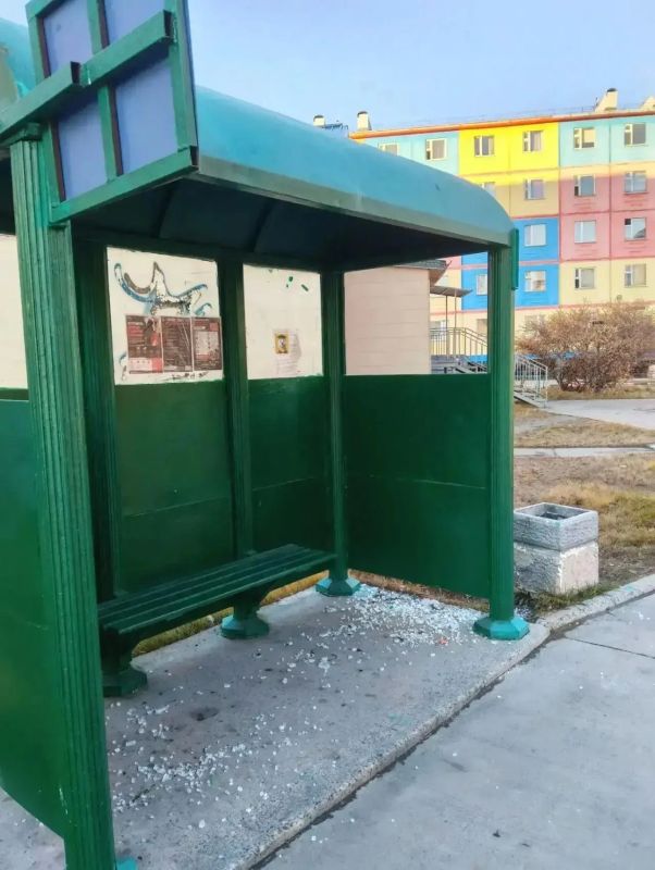 В Анадыре установлены лица, причастные к повреждению автобусной остановки по улице Энергетиков В Анадыре установлены лица, причастные к повреждению автобусной остановки по улице Энергетиков