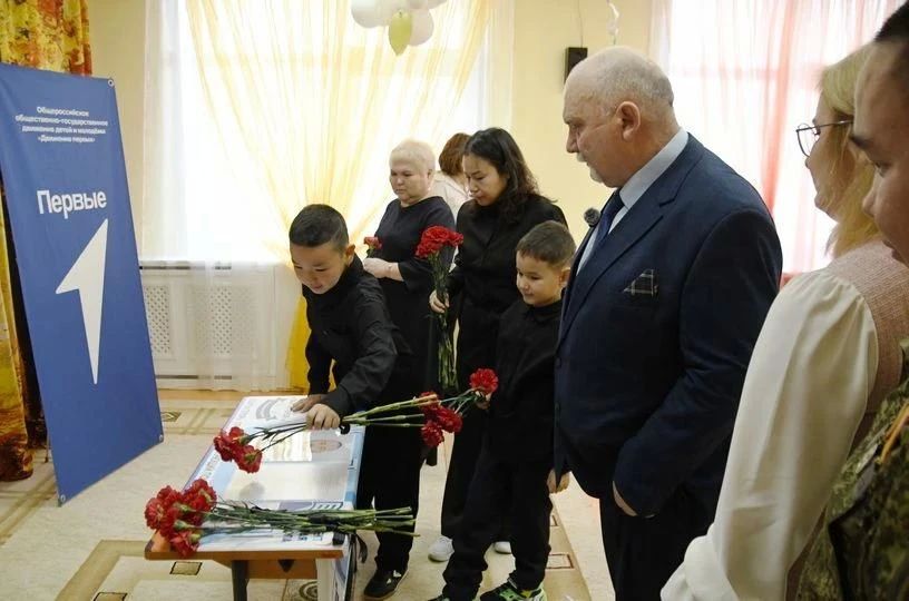 "Парту Героя" в честь Артура Сторожа установили в анадырском детсаду "Парус", сообщает ИА "Чукотка" "Парту Героя" в честь Артура Сторожа установили в анадырском детсаду "Парус", сообщает ИА "Чукотка"