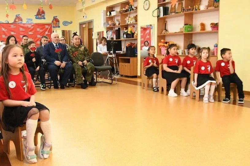 "Парту Героя" в честь Артура Сторожа установили в анадырском детсаду "Парус", сообщает ИА "Чукотка" "Парту Героя" в честь Артура Сторожа установили в анадырском детсаду "Парус", сообщает ИА "Чукотка"