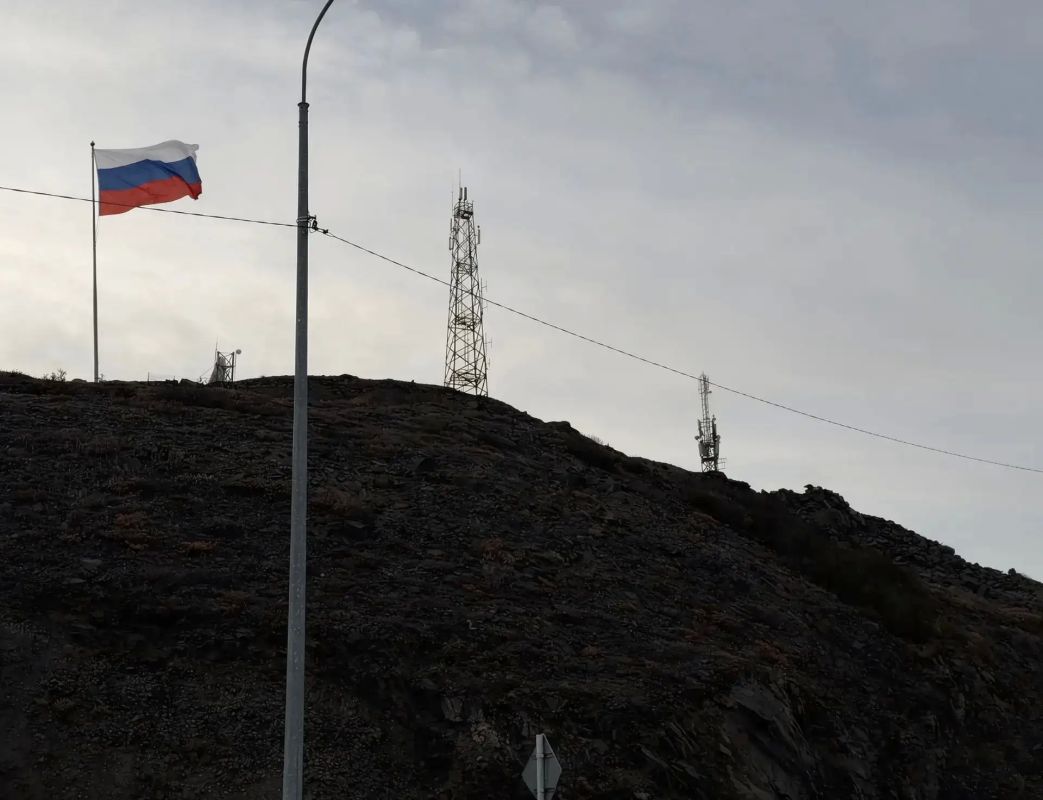 Друзья, мы очень хотим, чтобы в Анадыре на видном месте появился один из самых главных символов нашей страны — флаг Российской Федерации Друзья, мы очень хотим, чтобы в Анадыре на видном месте появился один из самых главных символов нашей страны — флаг Российской Федерации