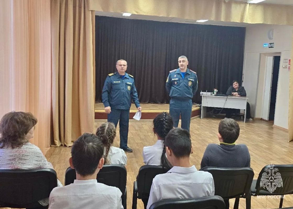 Осень без происшествий: сотрудники МЧС встретились с воспитанниками школы-интерната Осень без происшествий: сотрудники МЧС встретились с воспитанниками школы-интерната