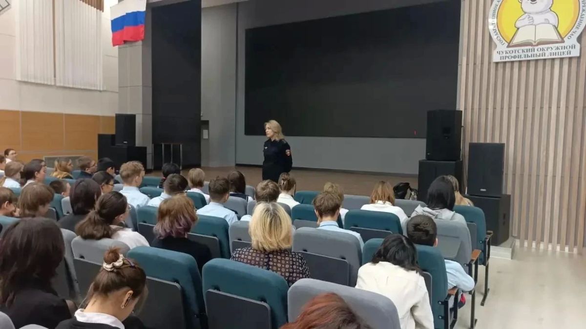 В Анадыре Госавтоинспекция и кадровое подразделение полиции провели встречу со старшеклассниками В Анадыре Госавтоинспекция и кадровое подразделение полиции провели встречу со старшеклассниками